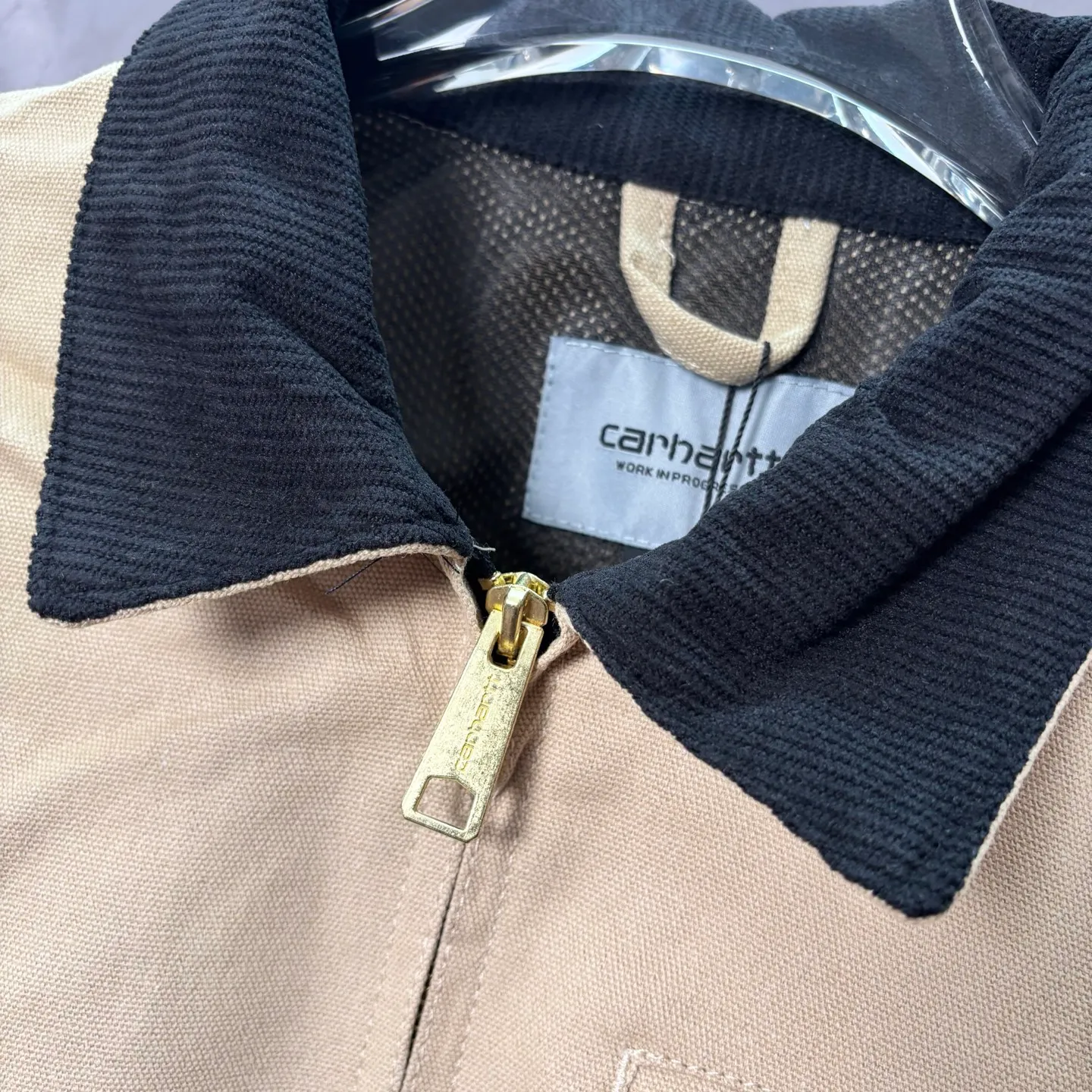 Main recommendation 📝05336# 153 Correct version·Seven-color lining mesh thin jacket 💥 Carhartt WIP Carhartt Detroit Retro Canvas heavy work jacket 🌈Color: Brown Purple White Black Petrol Blue Smoke Gray Size: S-XL Carhartt, founded in San Francisco, USA, is a clothing brand in the industrial era of the United States. It mainly produces work pants and work jackets. It is one of the suppliers of military clothing for the US military. To this day, Carhartt is still a street fashion brand with popularity and brand charm. If you talk about work wear-style clothing, you have to think of Carhartt. Carhartt is famous for manufacturing high-quality workwear with excellent quality, comfort and durability. Its products are mostly made of high-grade fabric materials and are suitable for all kinds of extremely harsh working environments.